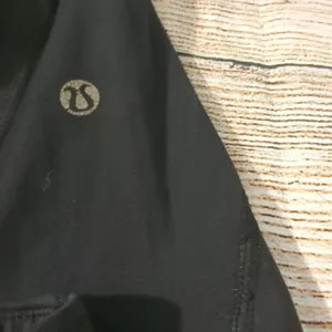 Lululemon black cropped leggings size 8 thumbnail 2