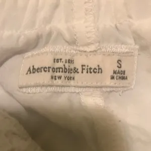 Abercrombie & Fitch Cream Lace Mini Skirt thumbnail 3
