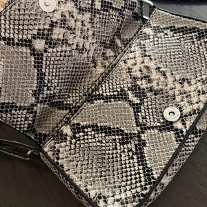 Topshop Finley Faux‎ Snakeskin Baguette Shoulder Bag Grey Black Snake Print thumbnail 14