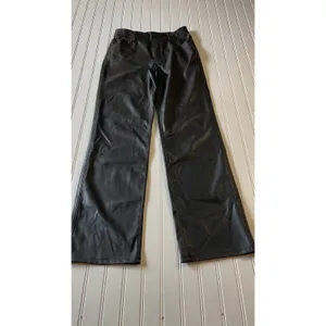 Zara Black Faux Leather Straight Leg Pants Womens Size 6‎ 5-Pocket Trousers thumbnail 2
