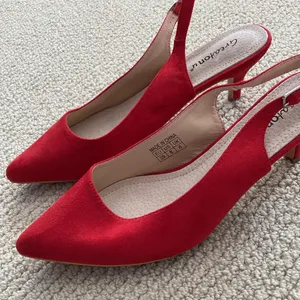NEW Greatonu Bright Red Women’s Kitten Heels Suede Leather Size 39 Shoes NWOB thumbnail 4