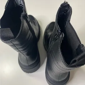 Target‎ Women's Black Faux Leather Chelsea Lug Sole Boots Size 7 thumbnail 3