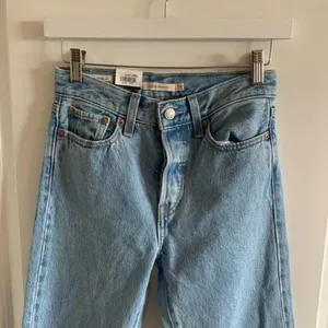 LEVI’S wedgie straight light wash jeans thumbnail 3