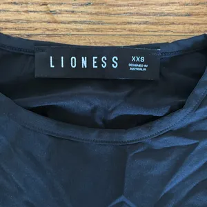 Lioness black top thumbnail 2
