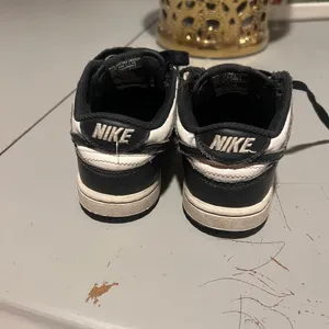 Nike Dunk Low Black & White – Talla 12 para niña 👟🖤🤍 thumbnail 6