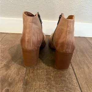 Frye‎ Nora Short Zipper Boot Almond Toe Tan Block Heel Womens Size 8.5B thumbnail 5