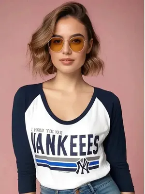 NWT‎ Women's New York Yankees 3/4 Sleeve Raglan T-Shirt White/Blue Medium thumbnail 1