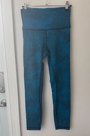 • Lululemon • Women’s Wunder Under Leggings Size 6 thumbnail 1