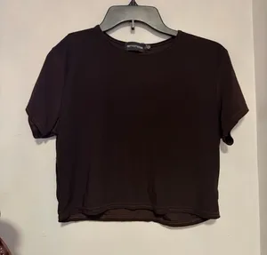 PrettyLittleThing Brown Mesh Cropped Crewneck Tee thumbnail 1