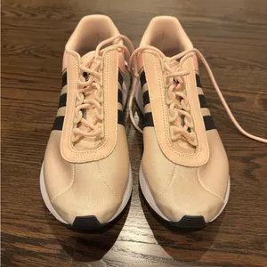 Adidas pink sneakers size 9 like new thumbnail 2