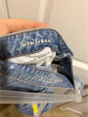 American Eagle Light Wash Mom Jeans Size 6 thumbnail 2