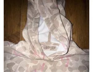 abercrombie kids A&F Essentials Pink Camo Hoodie Size 13/14 Abercrombie Kids A&F Essentials hoodie in a pink and tan camo print. Size 13/14. Pullover style with kangaroo pocket, long sleeves, ribbed cuffs and hem. Gently used with minor wear, no holes, stains, or damage. thumbnail 4
