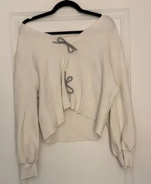 Chic Cream Sweater with Bow Details Size M thumbnail 1