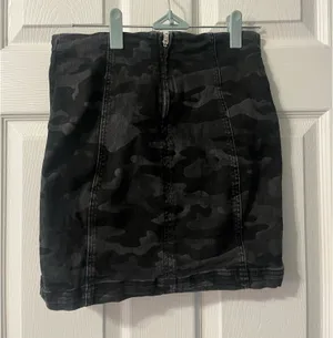 Camo Skirt Black Size 4 thumbnail 2