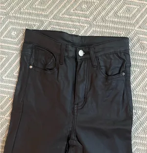 Black leather pants thumbnail 3