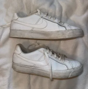 Nike shoes thumbnail 1