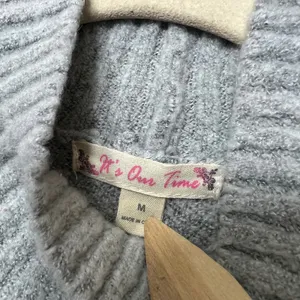 It's Our Time‎ Mock Neck Sweater Ribbed Trim Pullover Knitwear Gray Medium thumbnail 2