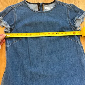 Good American Blue Denim‎ T-Shirt Dress Size 1 S Frayed Raw Edge Hem Mini Shift thumbnail 8