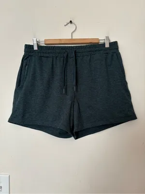 QUINCE Flowknit Mid-Rise Active Shorts Heather Green Sz Medium thumbnail 4