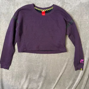 Nike Track & Field Purple Cropped Sweatshirt‎ Cozy Fleece Pullover Boxy Size M thumbnail 3
