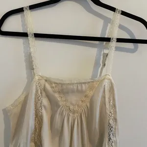 Urban Outfitters Cream Lace Trim Cropped Camisole Size Small thumbnail 6