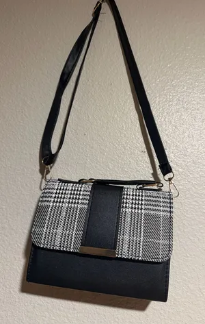 Stylish and elegant handbag in good condition. Perfect for everyday use, work, shopping, or going out. Spacious enough to carry your essentials and easy to match with different outfits. Please check the photos for the exact condition and details. thumbnail 1