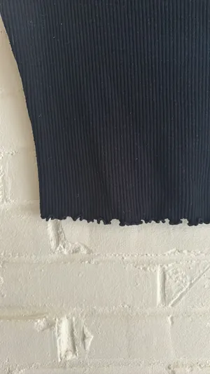 Black Ribbed Lettuce Hem Crop Tee thumbnail 5