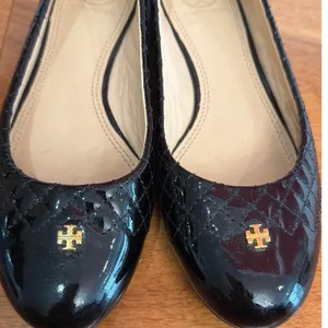 Tory Burch Ballet Flats Womens Black Quilted‎ Patent Leather Gold Logo 7.5M thumbnail 2