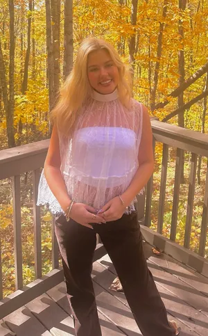 boutique lace top thumbnail 1