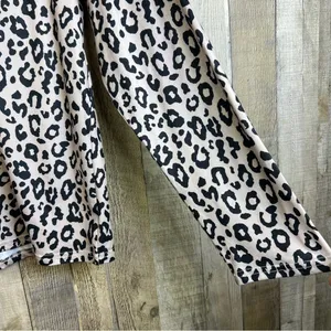 Voxget Animal Print Tan & Black Large V-Neck Long Sleeve V-Neck 1 Chest … thumbnail 4