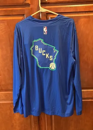 Nike NWTs Milwaukee Bucks Long Sleeve Tshirt thumbnail 2