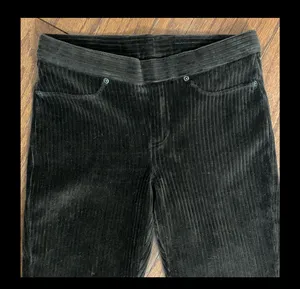 HUE Brown velvet corduroy thick ribbed leggings - Size Small Tall. Gently warn & excellent condition. Velvet corduroy Ribbed black leggings. Real back pockets. Measurements approximately 13” waste not fully stretched out x 9” rise x 42” long x 32” inseam. None smoking home. Priced to sell at as is condition. Don’t like my price make reasonable offer! thumbnail 3