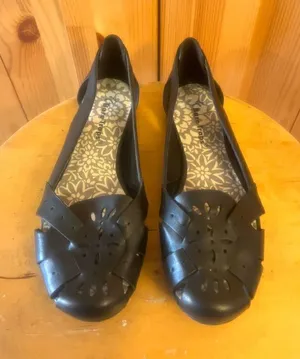 Bare Traps Womens Size 5.5M Westley Vegan Perforated Slip On Flat Sandals Black thumbnail 1