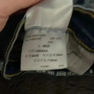 Levi’s high-rise distressed shorts thumbnail 5