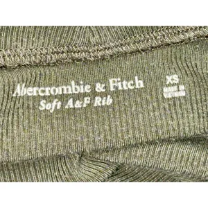 Abercrombie & Fitch Soft AF Rib Knit Green Mock Short Sleeve Crop Top Womens XS thumbnail 3