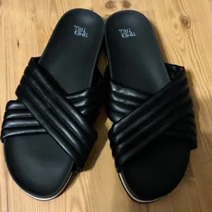 Time and Tru Black Quilted Crisscross Slide Sandals thumbnail 1