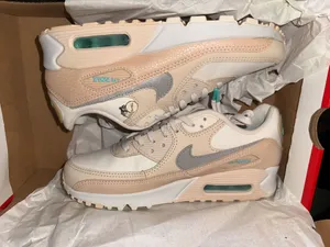 Nike Women’s Air Max 90 Shoes thumbnail 1