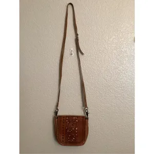 Montana West USA Trinity Ranch Western-Style Floral Tooled Crossbody Saddle Bag thumbnail 2