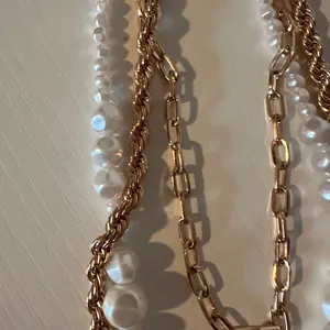 Elegant Gold and Pearl Necklace thumbnail 2
