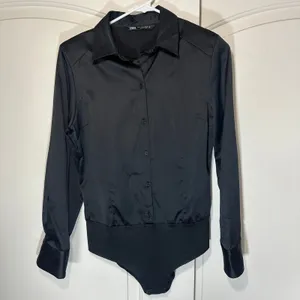 ZARA Bodysuit Black Long Sleeve Button Down Satin Effect‎ Blouse Shoulder Pads M thumbnail 2