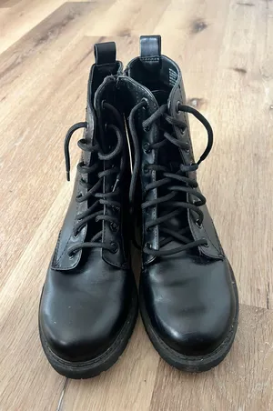 Amazon Black boots thumbnail 1