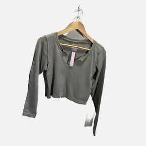 Wild Fable Womens Seamless Long Sleeve Notched Neck Ribbed Crop Top Gray‎ M thumbnail 3