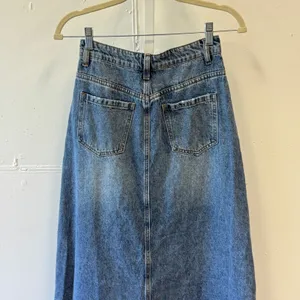 Peppermayo Denim Maxi Skirt Front Slit High Waisted XS Long Jean Skirt Med Wash thumbnail 5