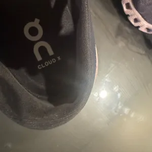 On cloud sneaker thumbnail 4