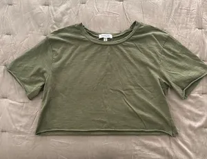 Casual Olive Green Cropped Tee Size M thumbnail 1