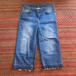 Lascana Faded Indigo Wash Crop Stretch Jeans thumbnail 1