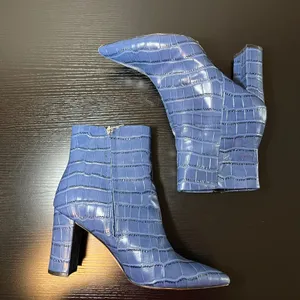 Marc Fisher LTD Blue Croc Embossed Pointed Toe Block Heel Ankle Boots Size 8.5 thumbnail 9