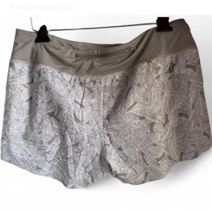 Athleta Women’s short Size L  thumbnail 2