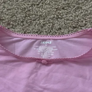 SKIMS Valentine's Collection Fits Everybody Pink Crop Top thumbnail 3