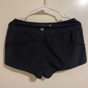 Forever 21 Women's Black Running Shorts Medium Built-In Liner Pockets Athletic thumbnail 2
